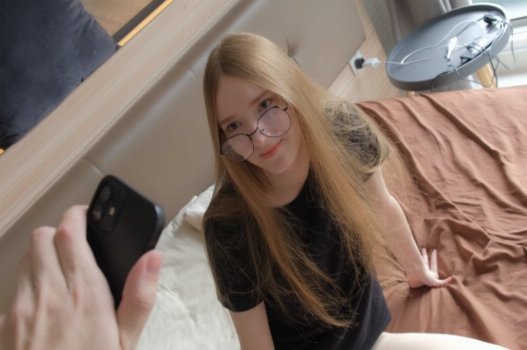 Anh trai phát hiện cô em gái xinh đẹp đóng phim18+